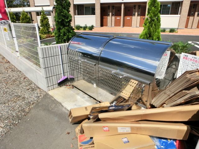 その他　敷地内の共有ゴミ置き場。