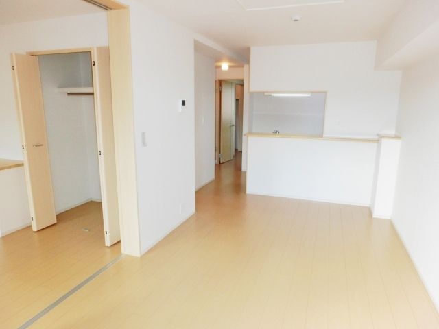 その他部屋・スペース　バルコニー側から見たリビング