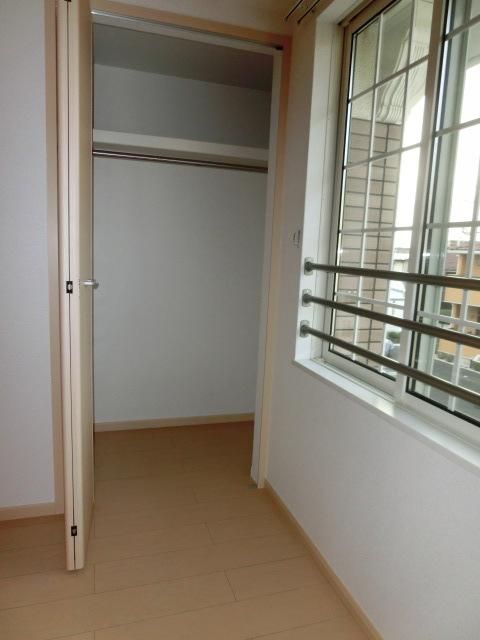 その他部屋・スペース　洋室にも収納あり