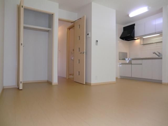 居室・リビング　広々ＬＤＫ　１０．５帖　フローリング　エアコン　ＴＶ［ドア…