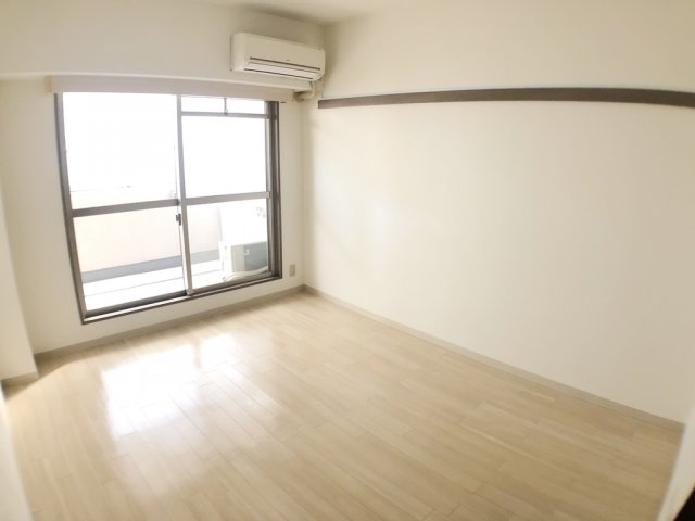 居室・リビング　エアコン付きで快適に過ごせます♪