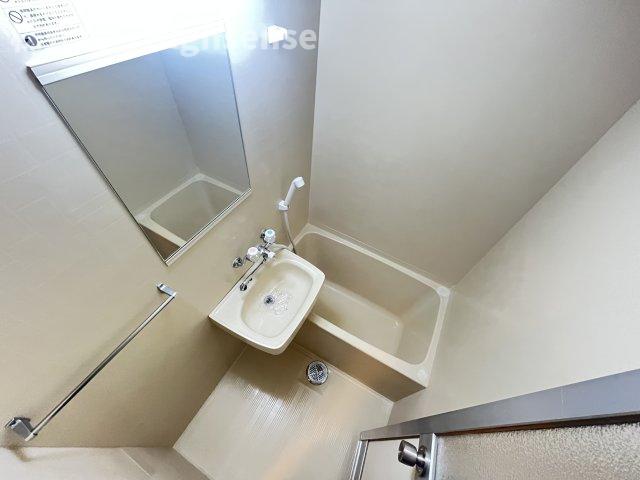 洗面設備　明るい洗面所です