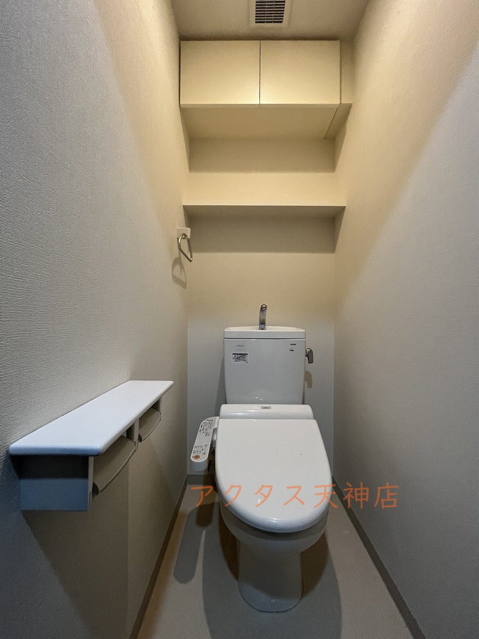 トイレ　上部に棚あります。