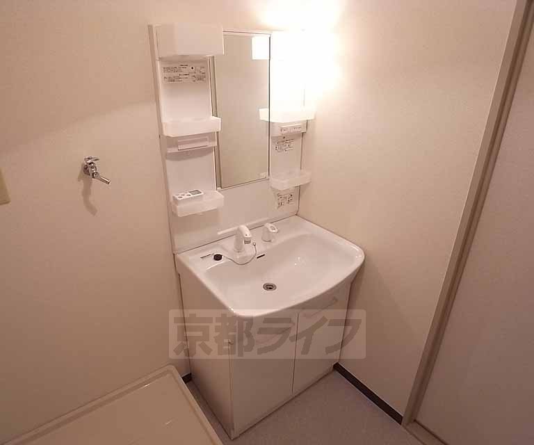 洗面設備　大きな洗面台。