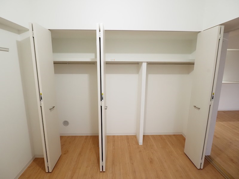 収納　大きく開くため、サイズがあるものでも置けます。