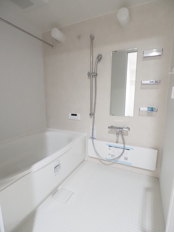 バス・シャワールーム　白を基調に高級感があります。