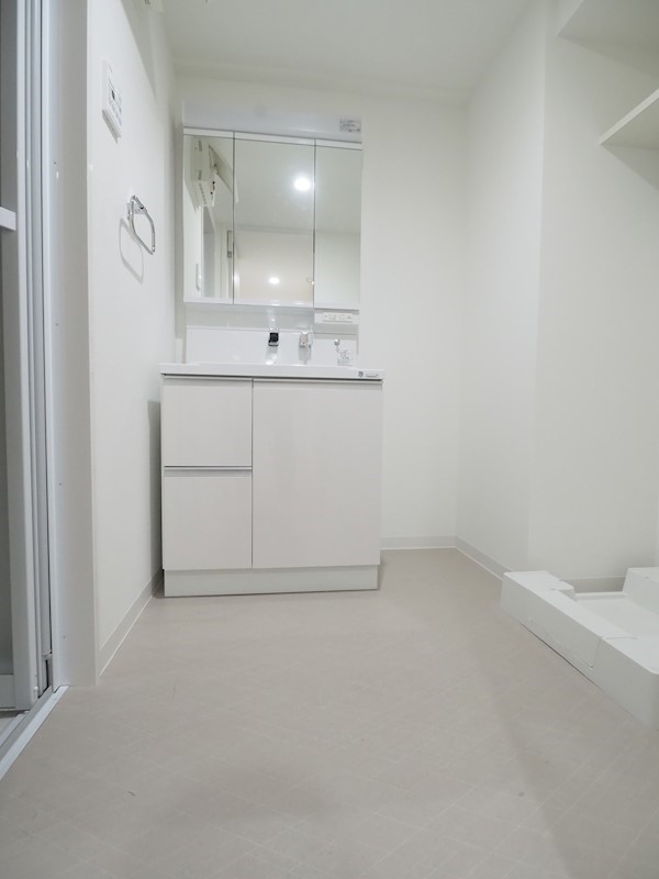 洗面設備　白く明るい雰囲気です