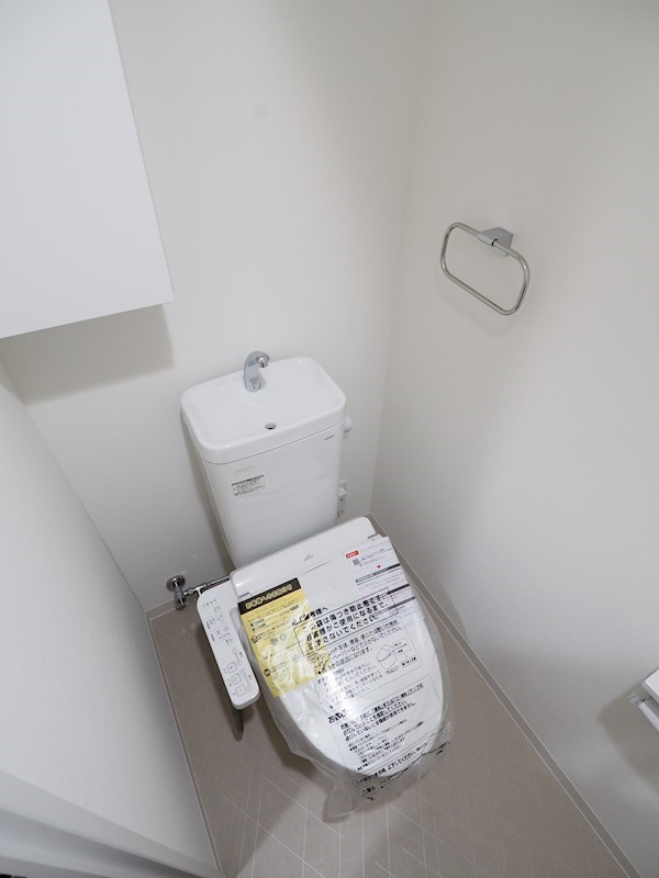 トイレ　棚もあり、備品がおけます。