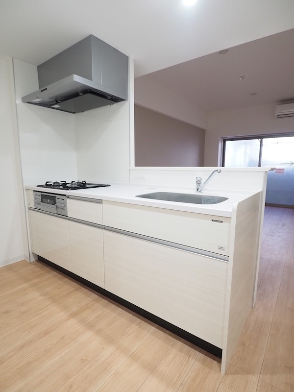 キッチン　キッチンは広く、調理スペースも余裕があります。