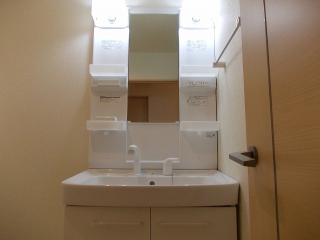 洗面設備　ゆったりとスペースのある洗面所