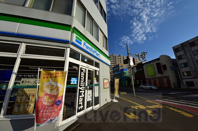 コンビニ　ファミリーマート月寒中央店（コンビニ）まで77m