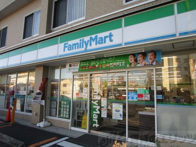 コンビニ　ファミリーマート摂津千里丘二丁目店（コンビニ）まで390m