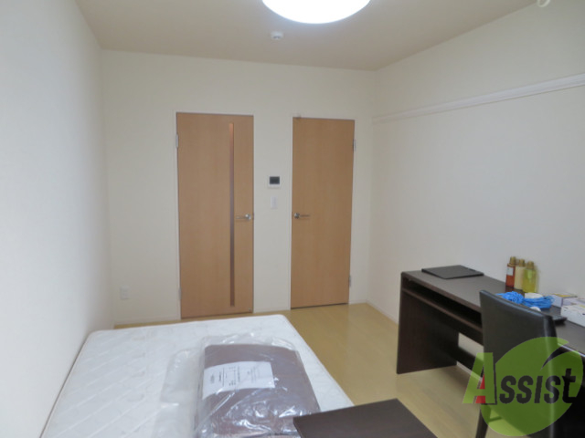 居室・リビング　家具家電付きですのでベッドがチラ見してます。丁度いい広さ。