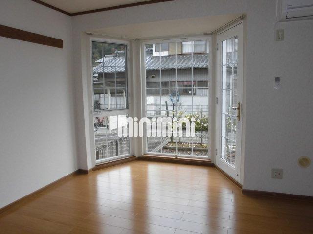 居室・リビング　出窓がオシャレなお部屋です