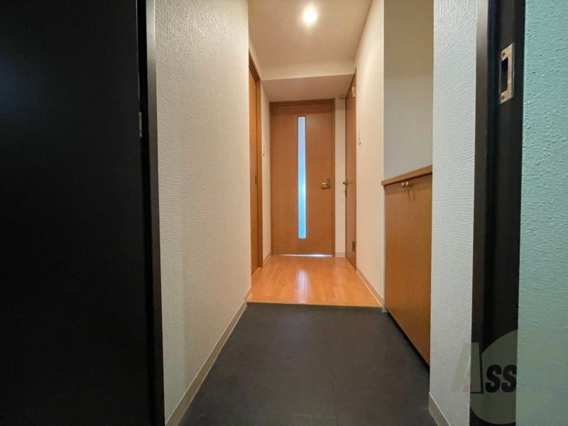 玄関　廊下の様子です。幅も狭くなく、利用しやすいですよ。