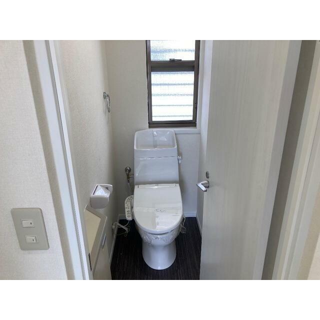 トイレ　温水洗浄便座。