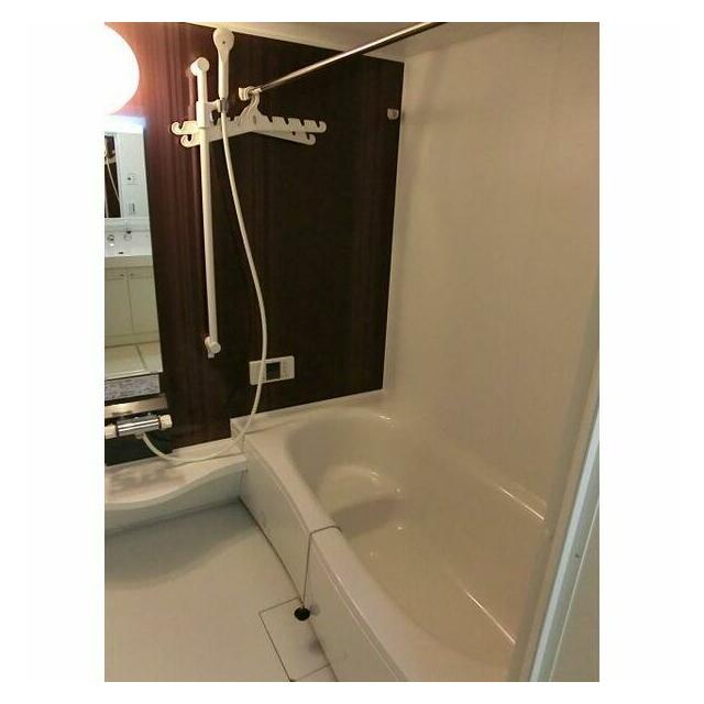 バス・シャワールーム　追い焚き機能、浴室乾燥機付きバス。