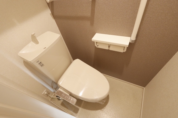 トイレ　温水シャワー付きトイレです