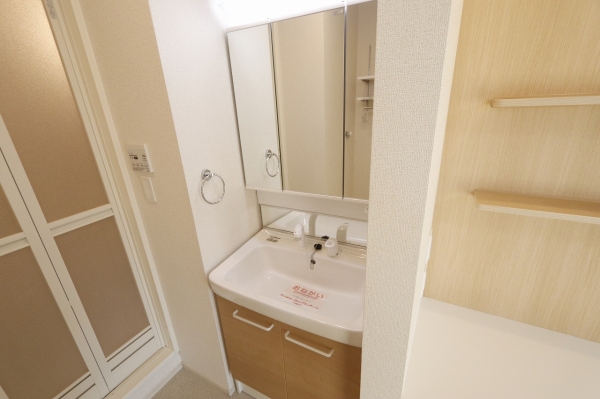 洗面設備　独立洗面台で朝の準備も快適です♪