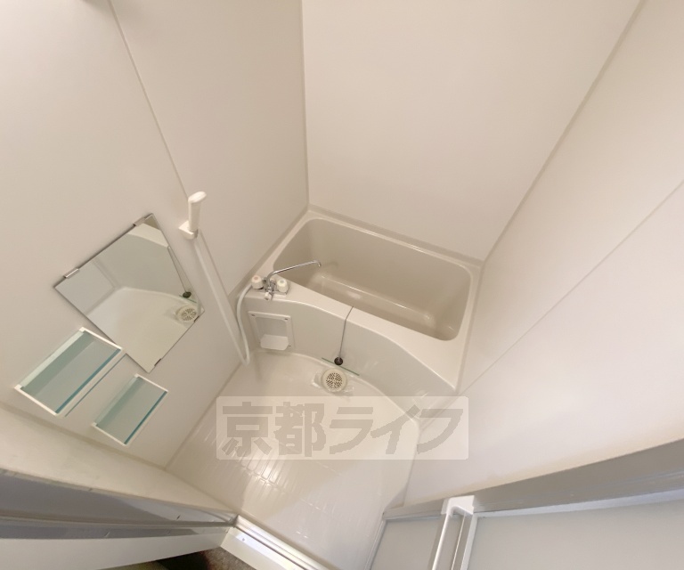 バス・シャワールーム　鏡のある便利なお風呂