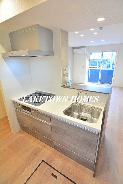 キッチン　３口グリル付の対面式のシステムキッチンです。