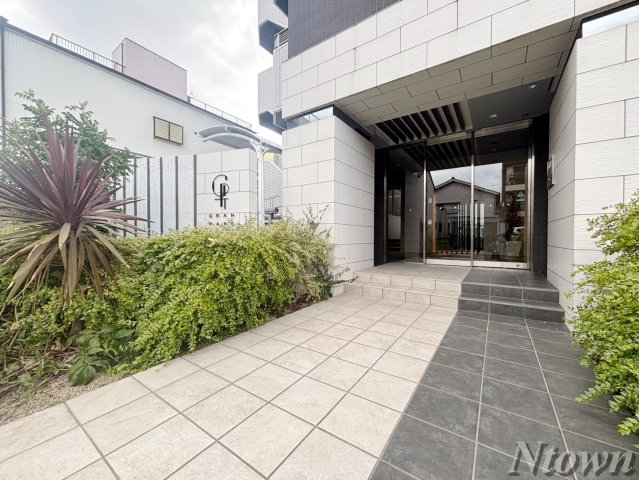 エントランス　落ち着いた雰囲気の外観です