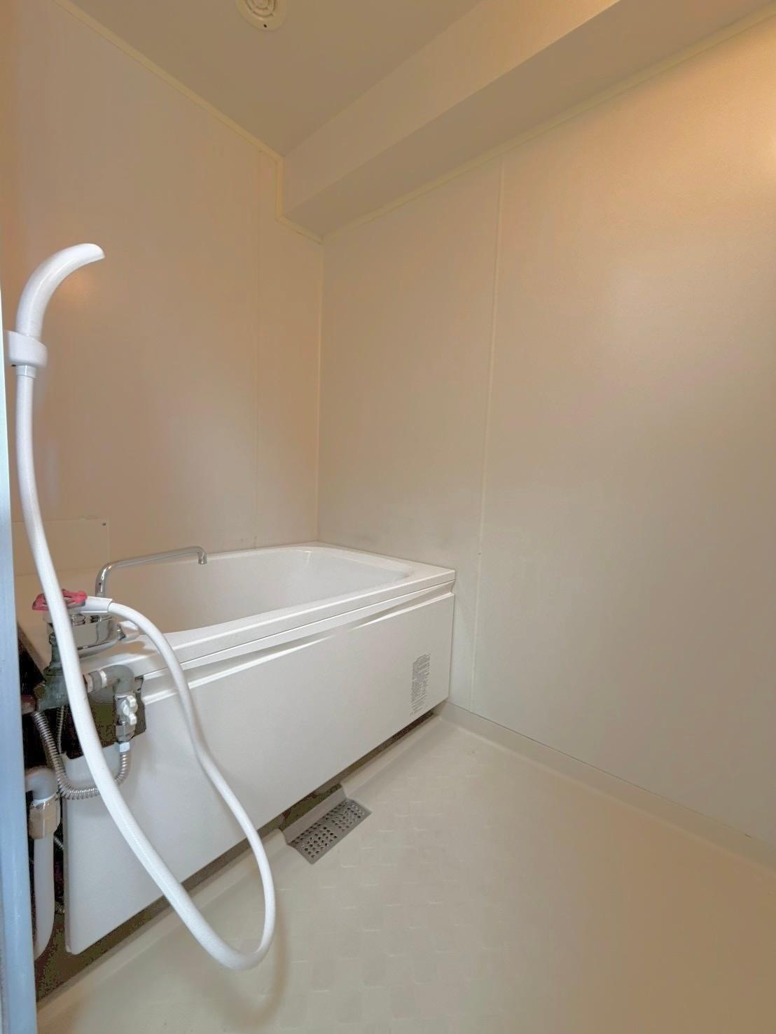 バス・シャワールーム　新品浴槽交換済み