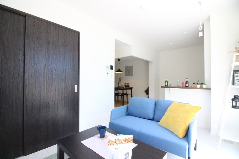 居室・リビング　家具は物件に付帯するものではありません。