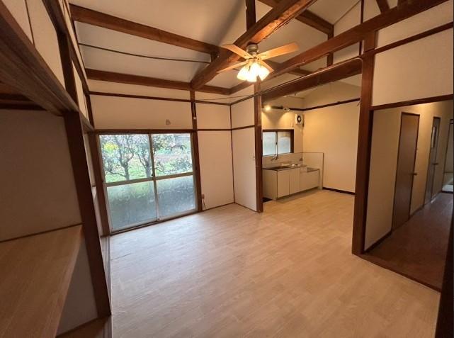 居室・リビング　天井が高く広々としたLDK