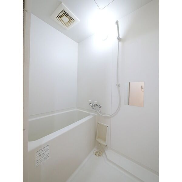 バス・シャワールーム　※401号室の反転写真です