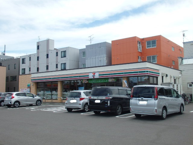 コンビニ　セブンイレブン（コンビニ）まで318m