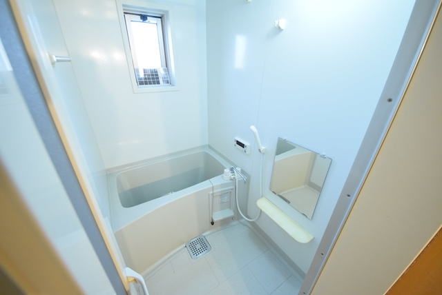 バス・シャワールーム　★お風呂場に窓があるので換気もできます★