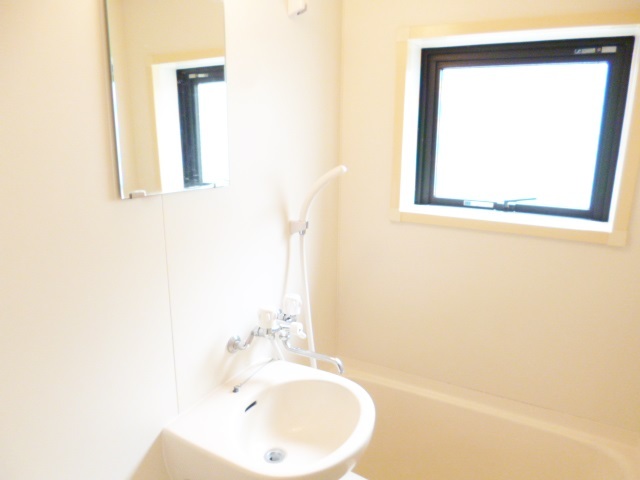 洗面設備　洗面台は鏡付き♪浴室に窓も付いております☆