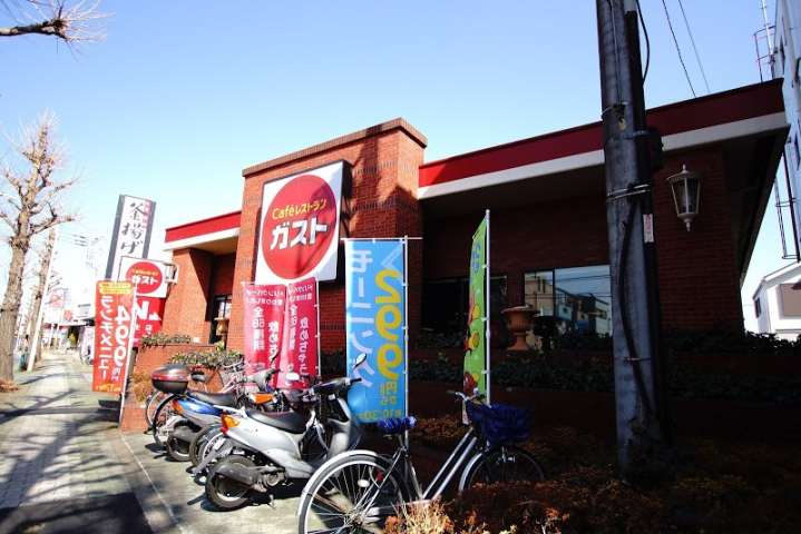 飲食店　ガスト福生店（飲食店）まで495m