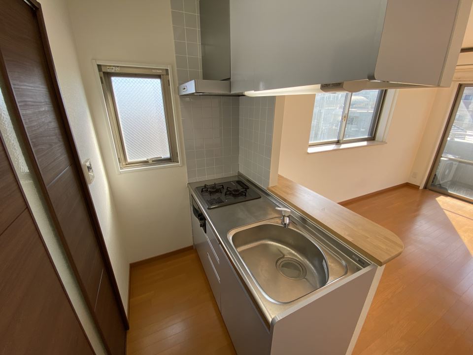 キッチン　ガスコンロ付きの対面キッチンです