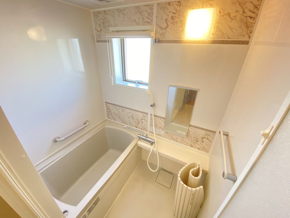 バス・シャワールーム　浴室鏡付き、窓もあります