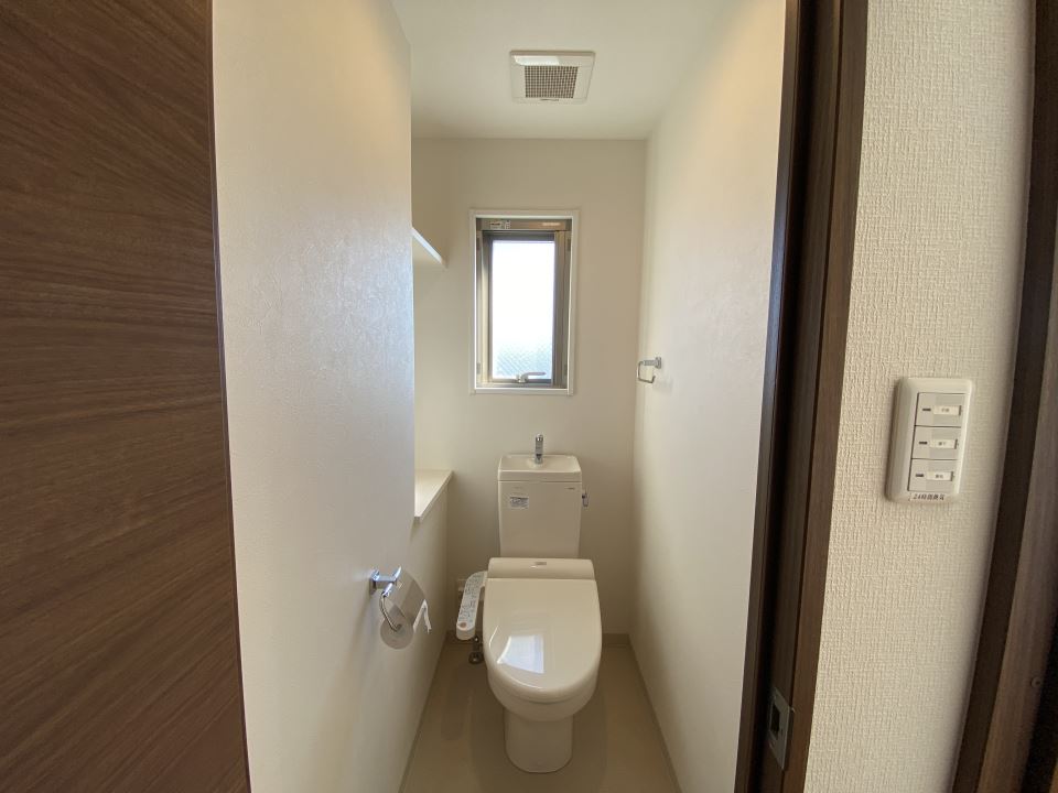 トイレ　温水洗浄便座付き、窓ありますよ