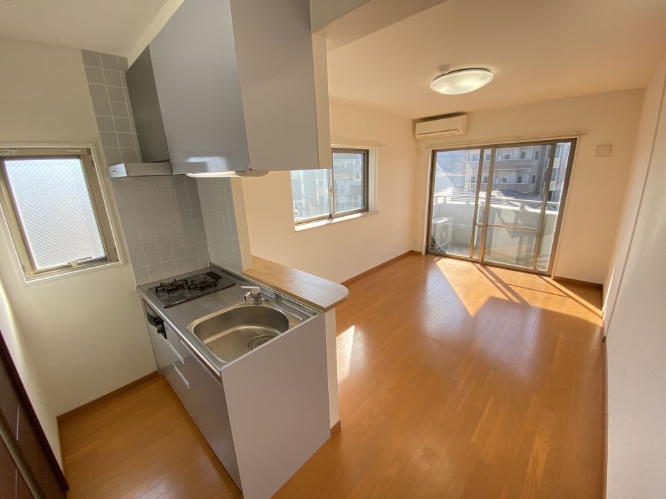 居室・リビング　角部屋で２面採光面です