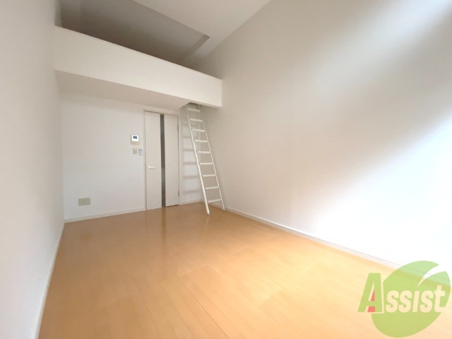 その他部屋・スペース　お部屋を別角度から。心地いい陽が入ってきますね。