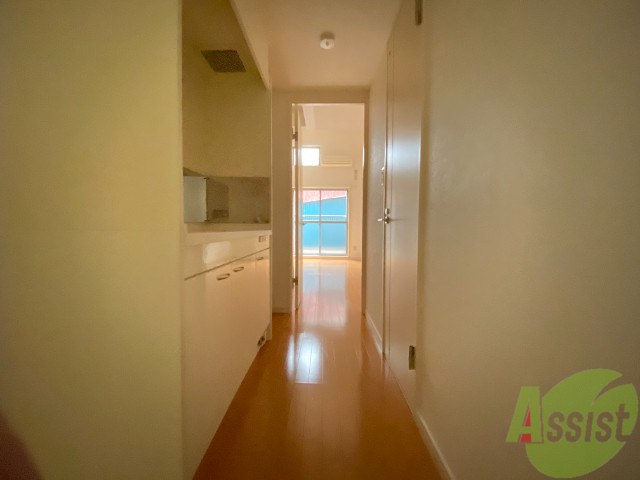 玄関　玄関からの様子です。白と木目の色合いで癒されますね。