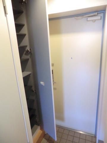 玄関　トールタイプのシューズＢＯＸ完備　明るい玄関です