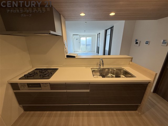 キッチン　人気の対面式キッチン！3口ガスコンロ付き！