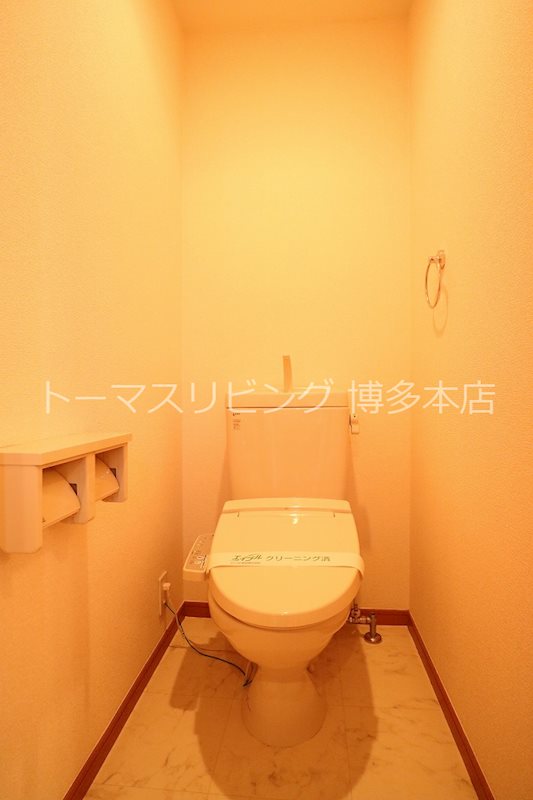 トイレ　※別号室の参考写真になります。