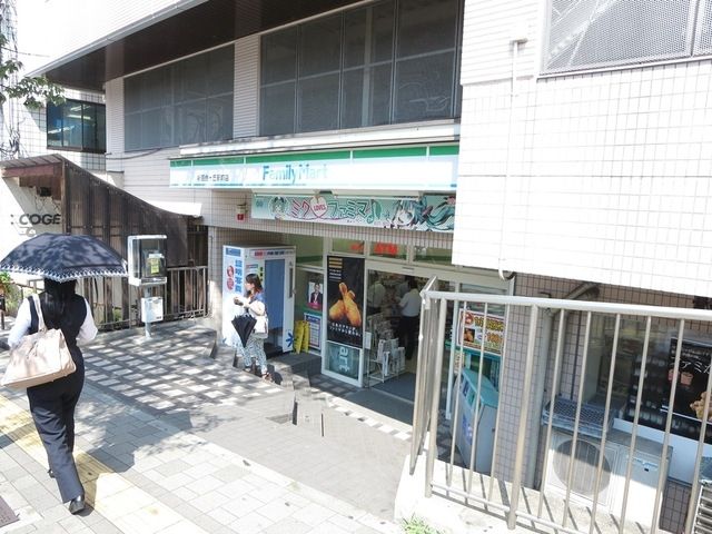 コンビニ　ファミリーマート（コンビニ）まで200m