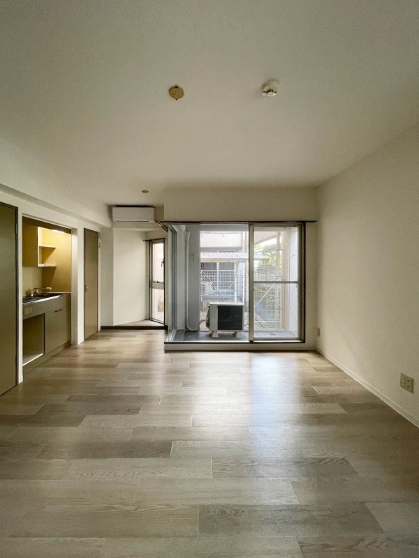 居室・リビング　家具の配置に困らないリビングですね