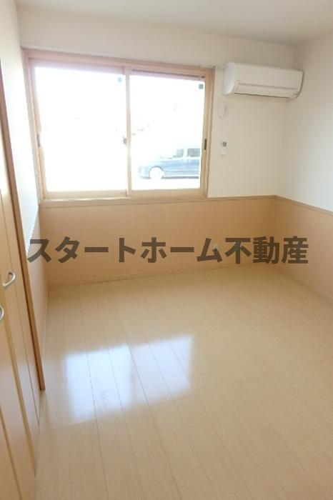 その他部屋・スペース　落ち着いた色調の寝室です