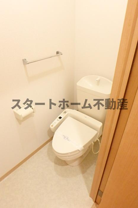 トイレ　落ち着いた色調のトイレです