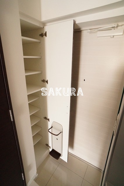 玄関　人感センサー付き・シューズボックス付き