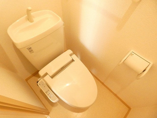 トイレ　温水洗浄便座付きです！