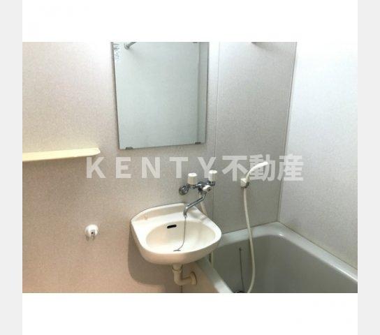 洗面設備　明るい洗面所です